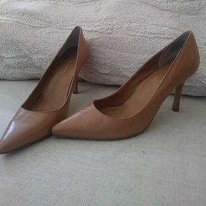 Blake Scott beige tan pointed toe heel 8 leather